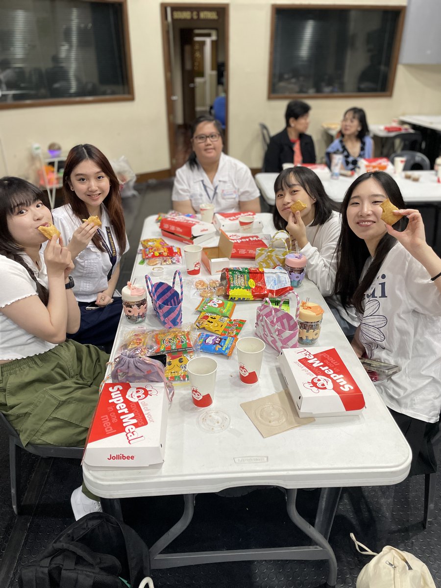 english_kc1948's tweet image. 奥村先生３年生ゼミフィリピン海外研修🇸🇽Assumption Collegeの授業、キャンパスツアー、人気のJollibeeでランチ、お買物まで、両学学生がいっしょに過ごし親しくなりました👩‍❤️‍👩 #神戸女学院大学英文学科 #神戸女学院大学国際学部 #KobeCollegeSchoolofInternationalStudies #AssumptionCollege #ゼミ研修