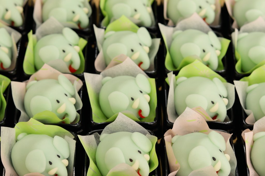 beniyamiyake's tweet photo. 11月16日は「ぞうさんの日」🐘
練り切りで作ったゾウさん達です🍡
赤み実は羊羹です🍎 https://t.co/hQ9zC4j1CY