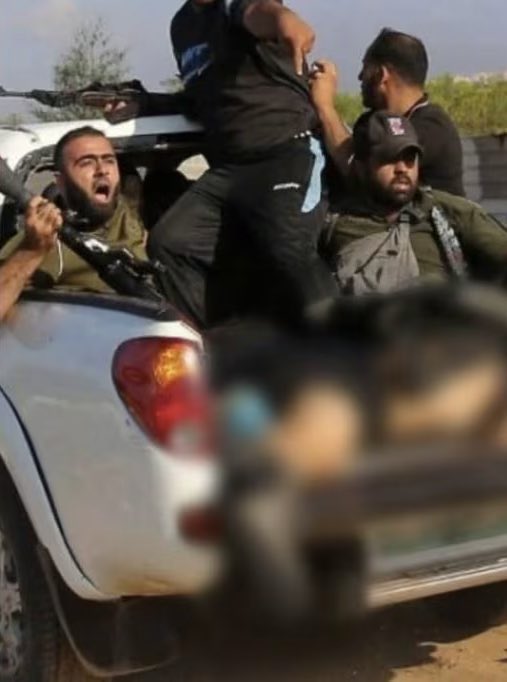 Rey_Guardian's tweet photo. 🚨I 🇵🇸 Las fuerzas de las FDI matan al terrorista de Hamas que hizo desfilar el cadáver de la mujer germano-israelí, Shani Louk por las calles de Gaza, mientras los palestinos la escupían‼️

📢 La madre de la mujer, Richarda Louk, le dijo al mundialmente famoso rabino Shmuley que las FDI le informaron que habían eliminado a uno de los terroristas, visto en el video viral mostrando su cuerpo en una camioneta.

 El 7 de octubre, la joven de 22 años fue secuestrada en el festival de música Nova, le rompieron las piernas y se cree que fue gravemente agredida sexualmente antes de ser asesinada por Hamás.

 Luego su cuerpo fue exhibido en la parte trasera de una camioneta por Gaza mientras cientos de civiles se alineaban en las calles para escupirla mientras gritaban “Allahu Akbar”.

 Hace dos semanas, las fuerzas de las FDI y los voluntarios recuperaron parte de su cráneo.  Tras el descubrimiento, el presidente israelí Herzog dijo que el descubrimiento de su cráneo indicaba que fue decapitada después de ser asesinada.

 “Esto significa que estos animales bárbaros y sádicos simplemente le cortaron la cabeza mientras atacaban, torturaban y mataban a israelíes.  "Es una gran tragedia y extiendo mi más sentido pésame a su familia", dijo el presidente, añadiendo que "unos 40 cadáveres aún no han sido identificados".

Fuente 1: @RabbiShmuley
Fuente 2: Times of Israel 
Fuente 3: i24news

🚨Síguenos para más contenido✅
🐯 | Guardianes De La Libertad
(@Rey_Guardian)