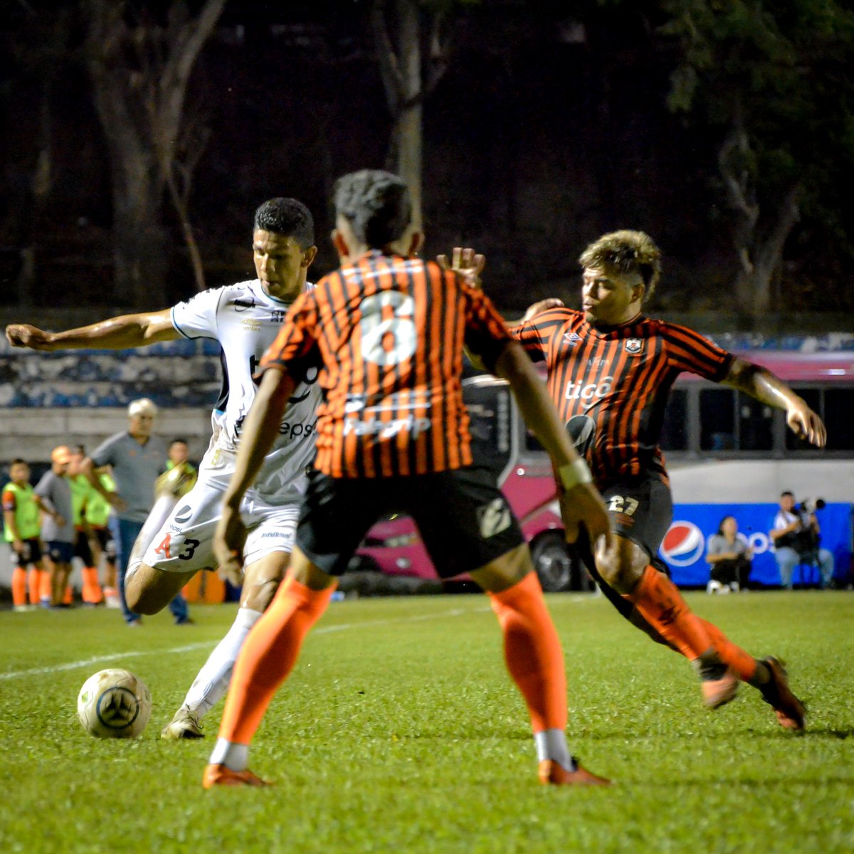 👏🏼 <a href="/DiegoChevez10/">Diego Chevez</a> una vez más dejando la piel por nuestros colores. ⚪️⚔️🅰️

#AlianzaFC | #MásAliancistaQueNunca
