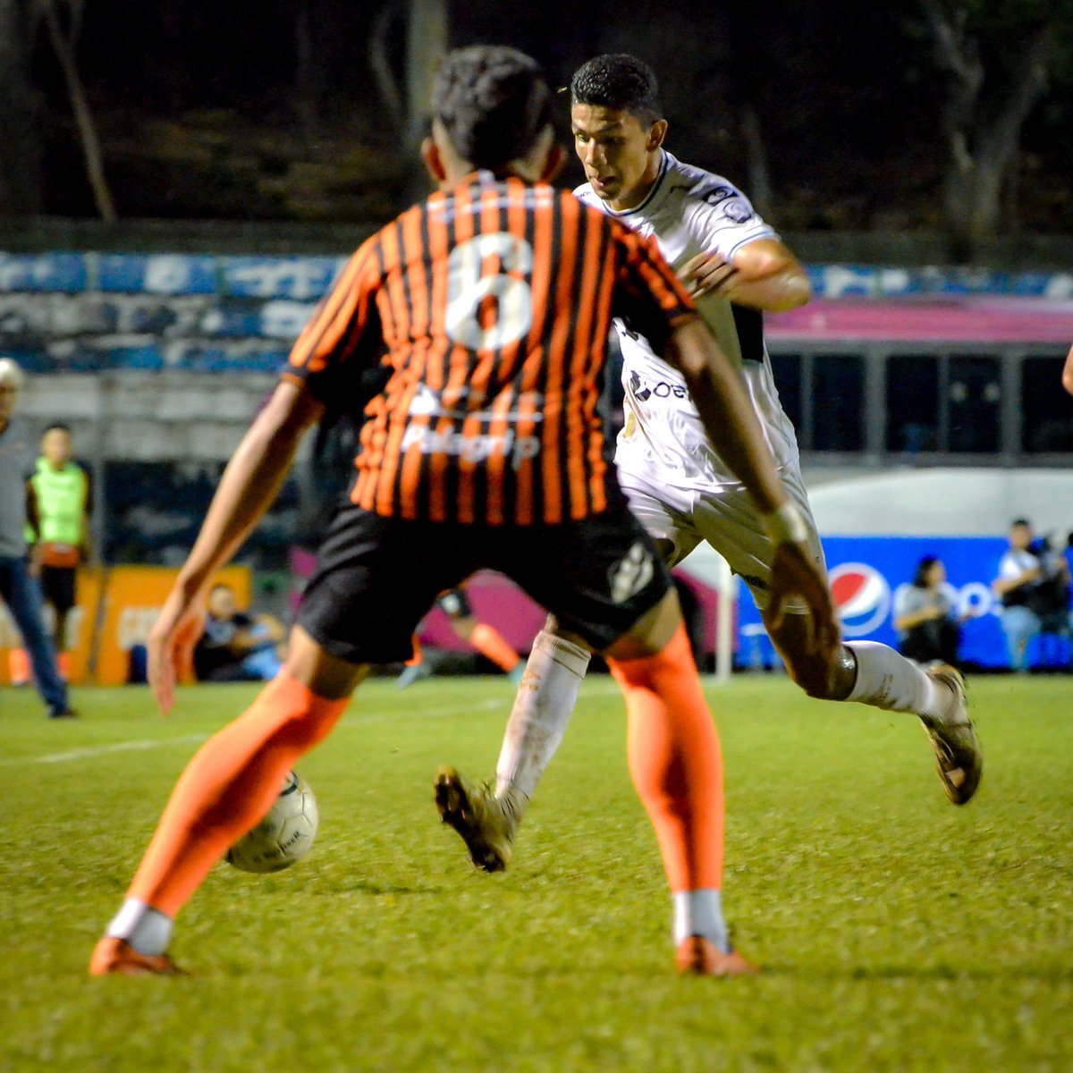 AlianzaFC_sv's tweet photo. 👏🏼 @DiegoChevez10 una vez más dejando la piel por nuestros colores. ⚪️⚔️🅰️

#AlianzaFC | #MásAliancistaQueNunca https://t.co/iUEsTYFoTx