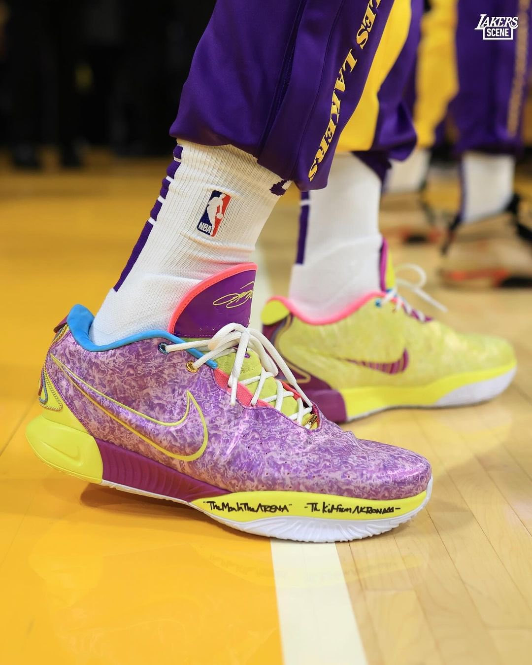 Sneaker News on X LeBron James debuts a mismatched Nike LeBron 21 Multi Color PE SNnbasneakers lakersscene IG https t B4UIEbIG8l X