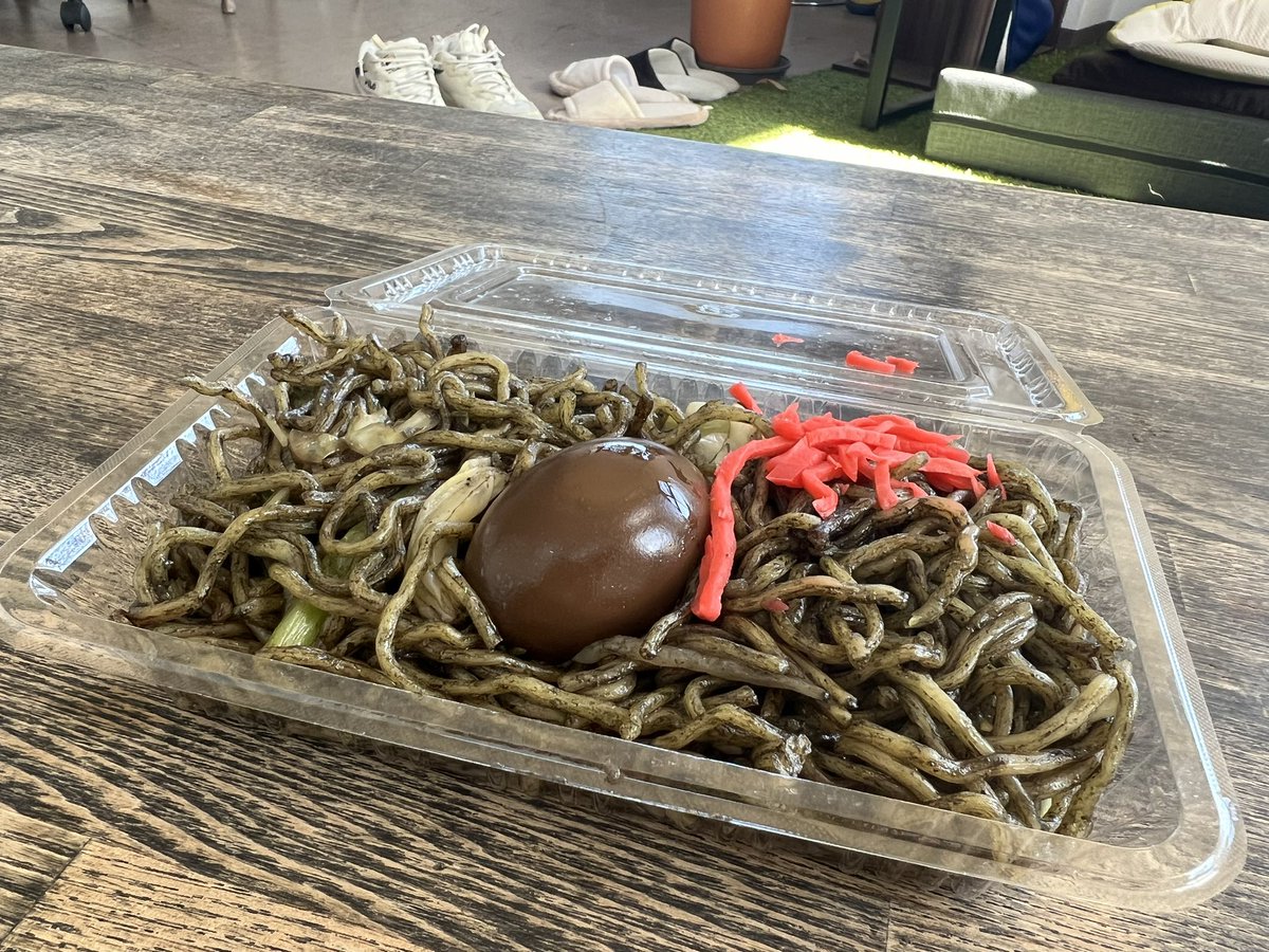 kakutakazuho's tweet photo. 本日午前中は議会報告会のチラシを議員全員で配布のち、市役所にて議会に導入するクラウドの利用説明会でした。
お昼は昨日食べられなかったキッチンカーのご飯！🍚
おなじみ黒焼きそば！！◼️

これから今日は会議が続くので、こちらもおなじみココットオフィスで過ごします👇
@cocottooffice https://t.co/skgmO5h0Qb