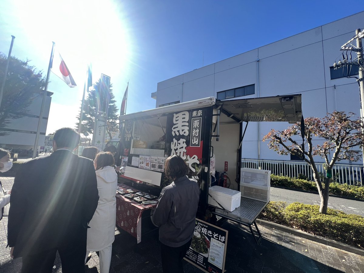 kakutakazuho's tweet photo. 本日午前中は議会報告会のチラシを議員全員で配布のち、市役所にて議会に導入するクラウドの利用説明会でした。
お昼は昨日食べられなかったキッチンカーのご飯！🍚
おなじみ黒焼きそば！！◼️

これから今日は会議が続くので、こちらもおなじみココットオフィスで過ごします👇
@cocottooffice https://t.co/skgmO5h0Qb