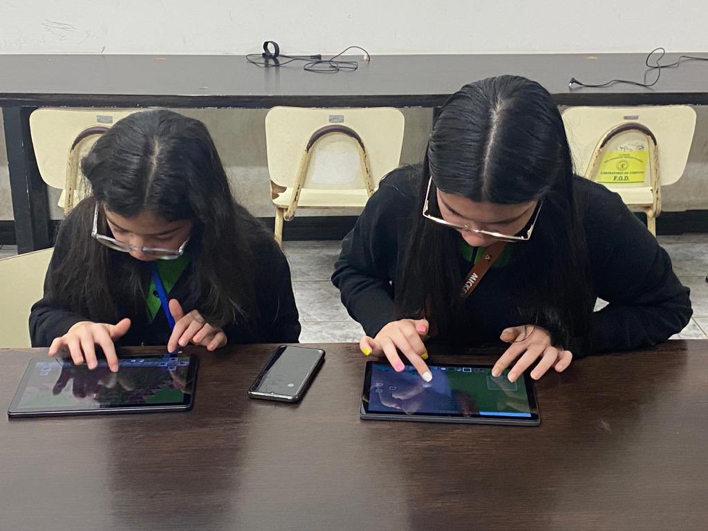 Cómo parte del #ProyectoInterlace visitamos varios centros educativos de La Unión y Montes de Oca para utilizar Minecraft como herramienta virtual para recopilar ideas para transformar el mundo real. Las niñas, niños y adolescentes tienen mucho que aportar para transformar