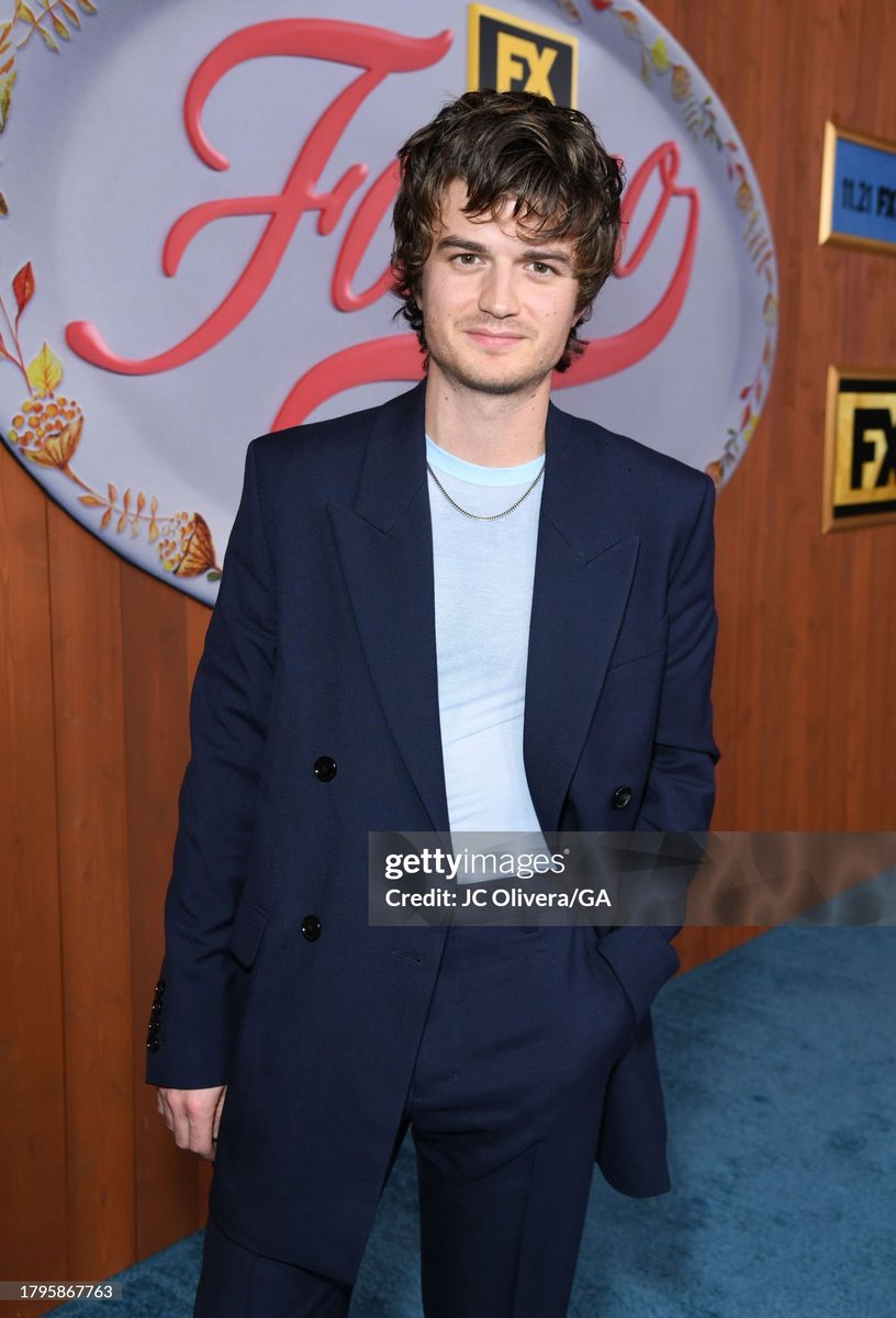 keerybr's tweet photo. LINDO!

Joe Keery no tapete vermelho da 5ª temporada de Fargo. 🐊🧡 (1/2) https://t.co/skEUXw3PaG
