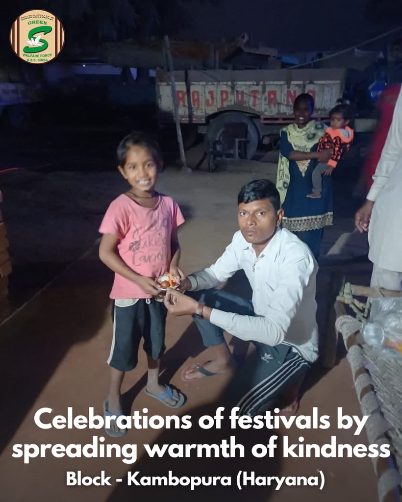 GreenSwelfares's tweet photo. In Kambopura (Haryana), the true meaning of festivals unfolded on the roadside as Shah Satnam Ji Green 'S' Welfare Force Wing volunteers extended hands of generosity to those in need. In every shared meal and smile, they wove a tapestry of kindness that adorned the city streets with hope and humanity. #Kindness #FestiveVibes #SharingIsCaring #DeraSachaSauda