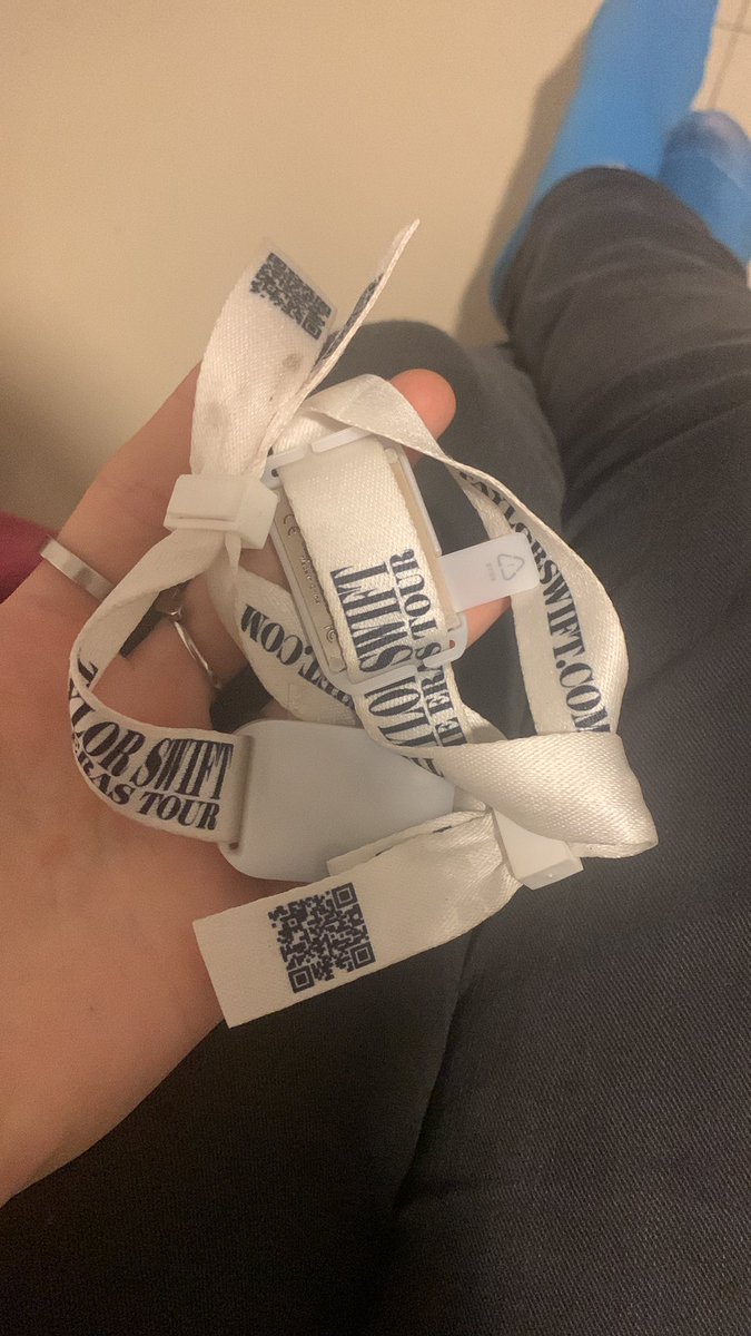 zcorpiorisingg's tweet photo. Voy a proceder a hacer hilo de las pulseritas que intercambié y si son las dueñas me hablan, comentan o citan.
Empezando con las de mi amiga personal taylor swift https://t.co/i0lw6TWhuN