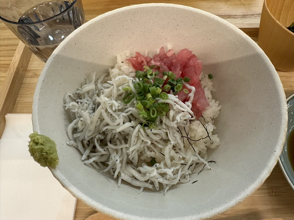 hirayosh's tweet photo. ネギトロしらす丼¥1,300@街食堂浜松
混んでて3回くらい断念したラボラトリーの丼が食えて満足です https://t.co/yvHTSp2Seo