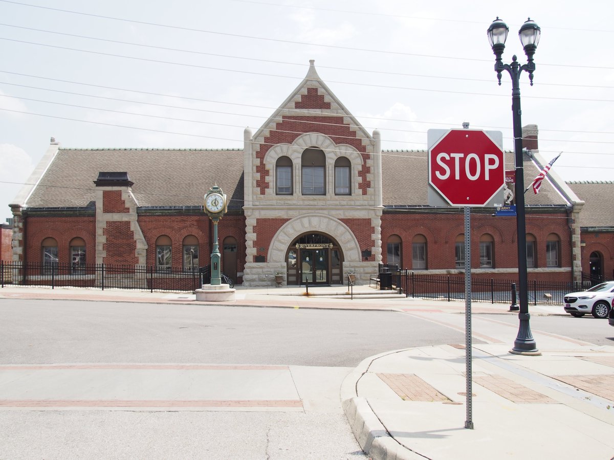 FMidchilde's tweet photo. Next to the port stood the Union Depot. It was built in 1888 and is now used as the community center after the 1988 renovation. The historical marker reads: "Leavenworth...was a bustling boom town. Riverboats arrived almost daily...railroads...extending west...carrying settlers." https://t.co/b5oOfZMflt
