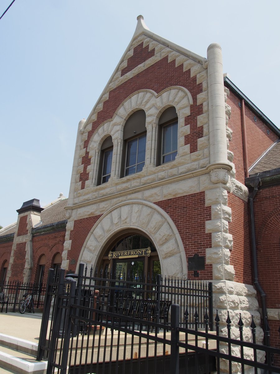 FMidchilde's tweet photo. Next to the port stood the Union Depot. It was built in 1888 and is now used as the community center after the 1988 renovation. The historical marker reads: "Leavenworth...was a bustling boom town. Riverboats arrived almost daily...railroads...extending west...carrying settlers." https://t.co/b5oOfZMflt