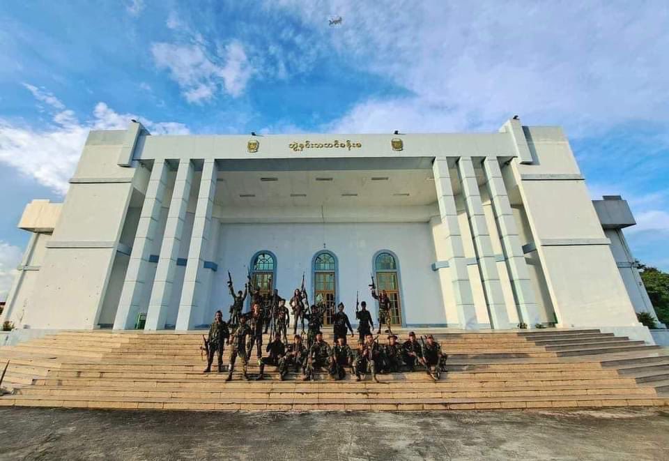 Karenni KNDF forces in front of Loikaw university - their aim now is to take the whole of Loikaw, which would be the first state capital to be lost by the ruling junta - a serious blow.