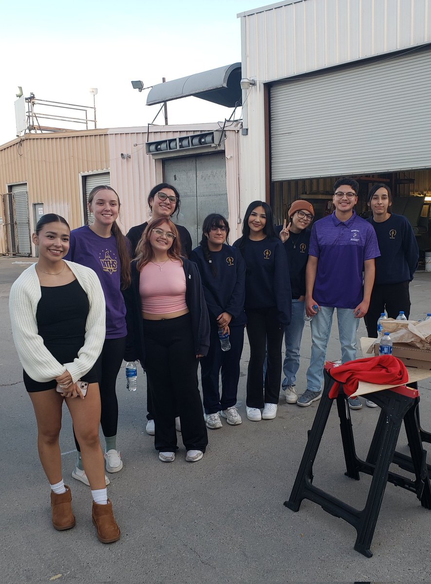 dherrera_SHS's tweet photo. NTHS, NHS, and DECA members give up their afternoon to help out with floats for the Thanksgiving Parade. #SHSDECA #SHSNTHS #TonytigerSunBowl https://t.co/0FIQmuQih9
