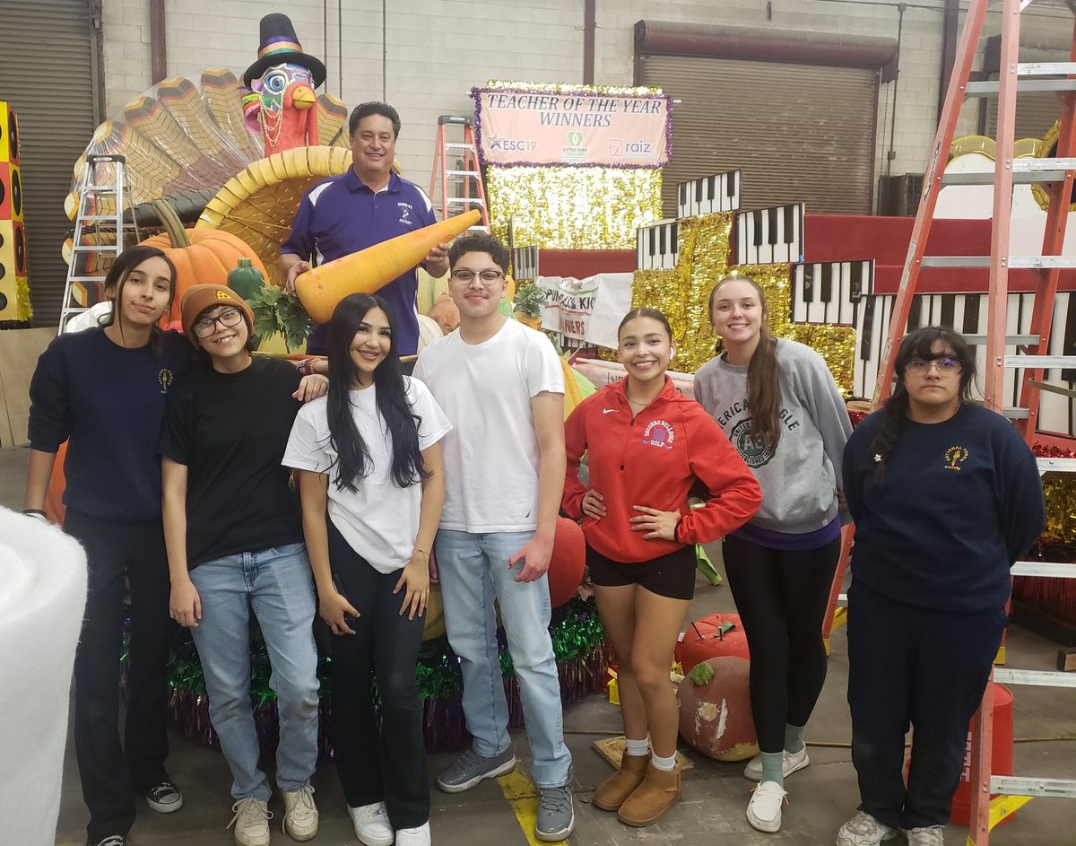 dherrera_SHS's tweet photo. NTHS, NHS, and DECA members give up their afternoon to help out with floats for the Thanksgiving Parade. #SHSDECA #SHSNTHS #TonytigerSunBowl https://t.co/0FIQmuQih9
