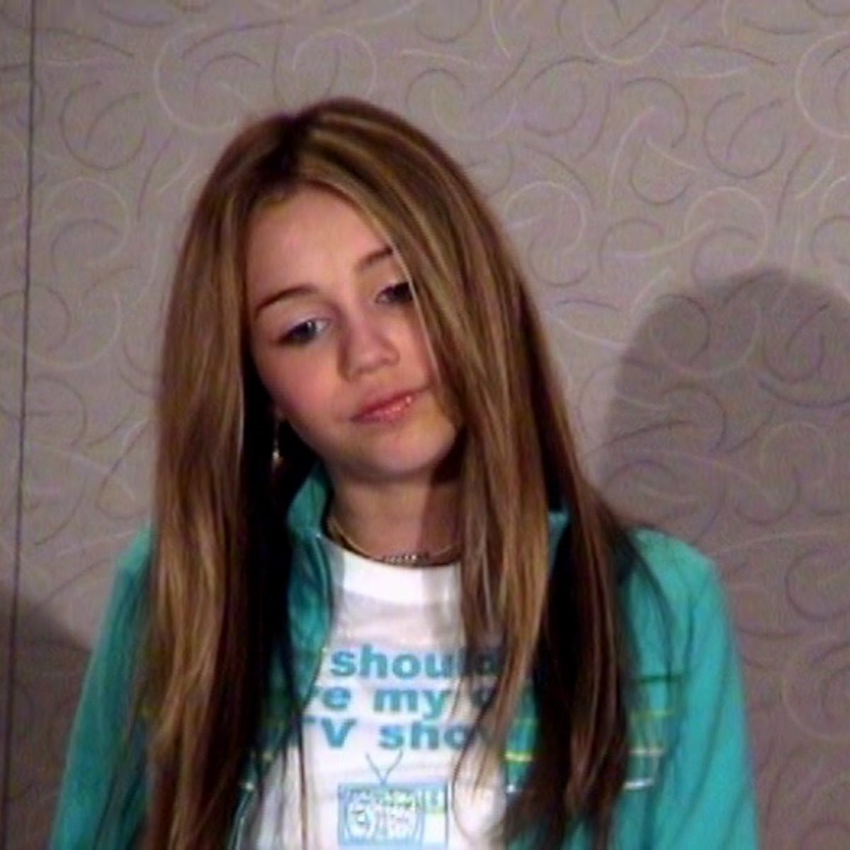 OCHannahMontana's tweet photo. miley cyrus wearing a shirt that says “i should have my own TV show” while auditioning for hannah montana https://t.co/tA4IRZgHVE