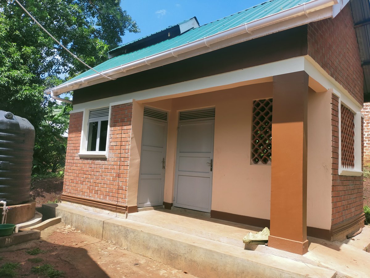 Minister for @Luwero_Rwenzori, Alice Kaboyo will be commissioning the fourth civilian veteran residential house in Mukono District. Samuel Ssenjemba's residential house contains three bedrooms, a store, kitchen, solar power, a two stance pit latrine, water tank. #ChimpReportsNews
