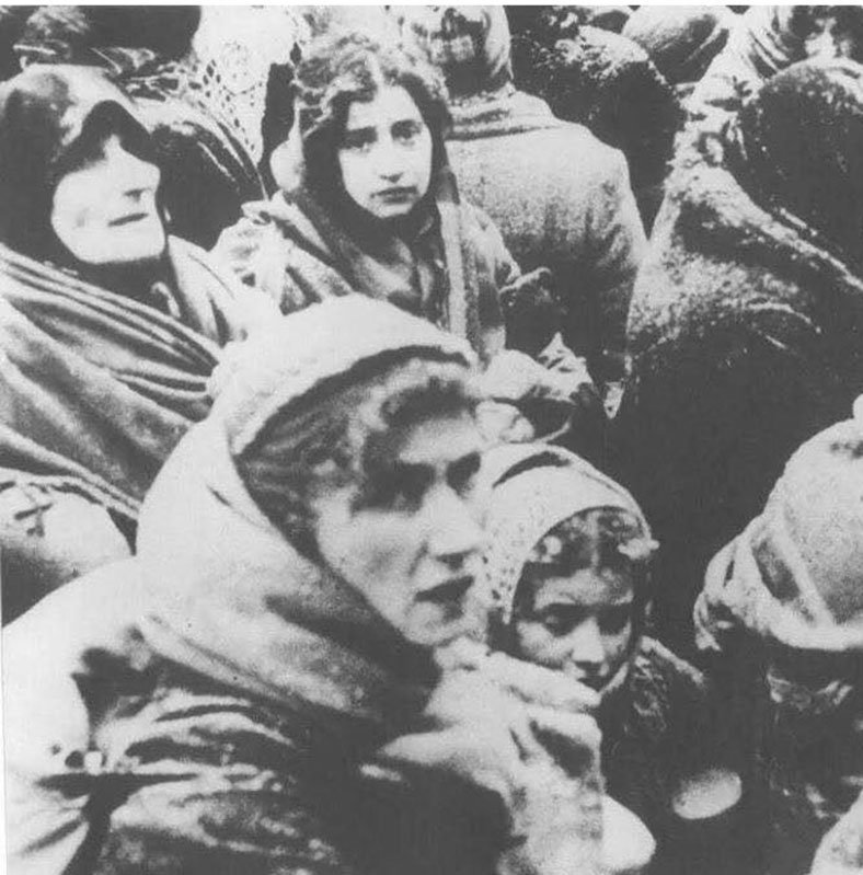 Tumyad4's tweet image. 14 Kasım 1944 gecesi evlerinden toplandılar.  iki, saat içinde kamyonlara doldurulup demiryoluna götürüldüler. 100 bin civarında Ahıska Türkü hayvan ve yük vagonlarına bindirilip, sürgün edildi.

20 bini yolda  açlıktan öldü.

#AhıskaTürkleri