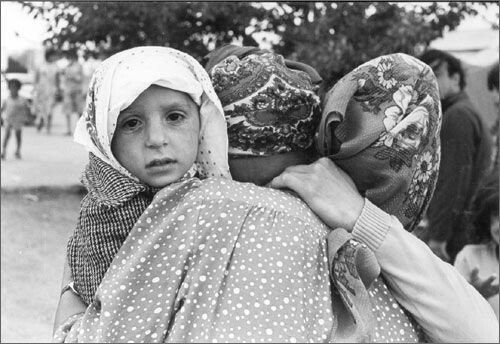 Tumyad4's tweet image. 14 Kasım 1944 gecesi evlerinden toplandılar.  iki, saat içinde kamyonlara doldurulup demiryoluna götürüldüler. 100 bin civarında Ahıska Türkü hayvan ve yük vagonlarına bindirilip, sürgün edildi.

20 bini yolda  açlıktan öldü.

#AhıskaTürkleri