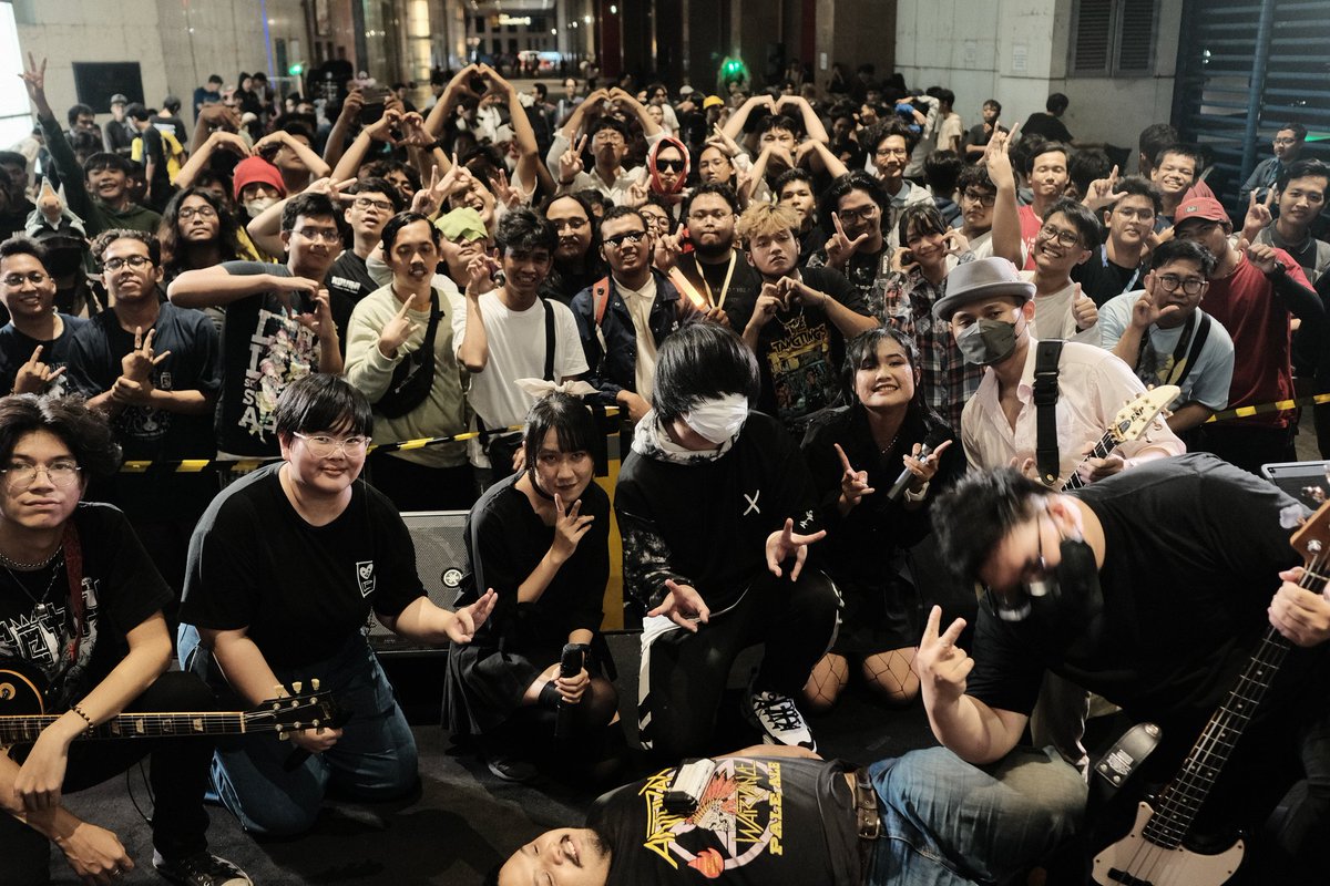 Some snapshots from my latest gig with ARs earlier this month! ✨🎤

It was really fun!! 

📸 by @/luckyluccck on Insta