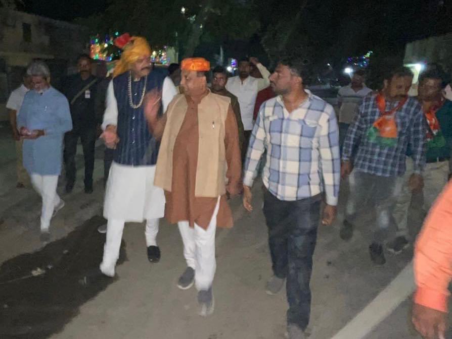 BJebaliya1's tweet photo. नागदा-खाचरौद विधानसभा, उज्जैन संभाग (झोन) के उम्मीदवार डॉ. तेज़बहादुर सिंह चौहान और कार्यकर्ताओं के साथ परची का वितरण किया।साथ में गुजरात प्रदेश भाजपा के पूर्व अध्यक्ष एवं पूर्व केबिनेट मंत्री श्री जीतुभाई वाघाणीजी और श्री महेशभाई रावलजी उपस्थित रहे।
#mpkemannmemodi 🪷🚩 https://t.co/VAIEjAOpJB