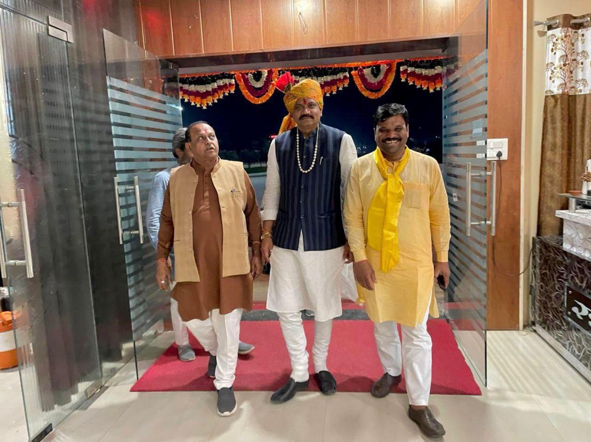 BJebaliya1's tweet photo. नागदा-खाचरौद विधानसभा, उज्जैन संभाग (झोन) के उम्मीदवार डॉ. तेज़बहादुर सिंह चौहान और कार्यकर्ताओं के साथ परची का वितरण किया।साथ में गुजरात प्रदेश भाजपा के पूर्व अध्यक्ष एवं पूर्व केबिनेट मंत्री श्री जीतुभाई वाघाणीजी और श्री महेशभाई रावलजी उपस्थित रहे।
#mpkemannmemodi 🪷🚩 https://t.co/VAIEjAOpJB