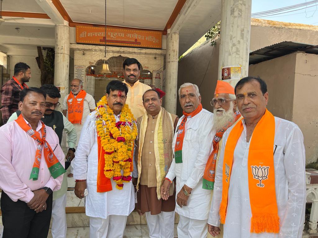 BJebaliya1's tweet photo. नागदा-खाचरौद विधानसभा, उज्जैन संभाग (झोन) के उम्मीदवार डॉ. तेज़बहादुर सिंह चौहान और कार्यकर्ताओं के साथ परची का वितरण किया।साथ में गुजरात प्रदेश भाजपा के पूर्व अध्यक्ष एवं पूर्व केबिनेट मंत्री श्री जीतुभाई वाघाणीजी और श्री महेशभाई रावलजी उपस्थित रहे।
#mpkemannmemodi 🪷🚩 https://t.co/VAIEjAOpJB