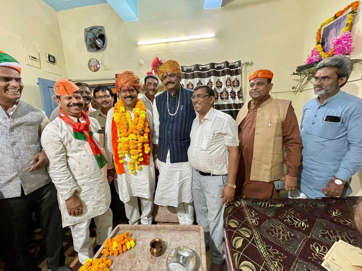 BJebaliya1's tweet photo. नागदा-खाचरौद विधानसभा, उज्जैन संभाग (झोन) के उम्मीदवार डॉ. तेज़बहादुर सिंह चौहान और कार्यकर्ताओं के साथ परची का वितरण किया।साथ में गुजरात प्रदेश भाजपा के पूर्व अध्यक्ष एवं पूर्व केबिनेट मंत्री श्री जीतुभाई वाघाणीजी और श्री महेशभाई रावलजी उपस्थित रहे।
#mpkemannmemodi 🪷🚩 https://t.co/VAIEjAOpJB