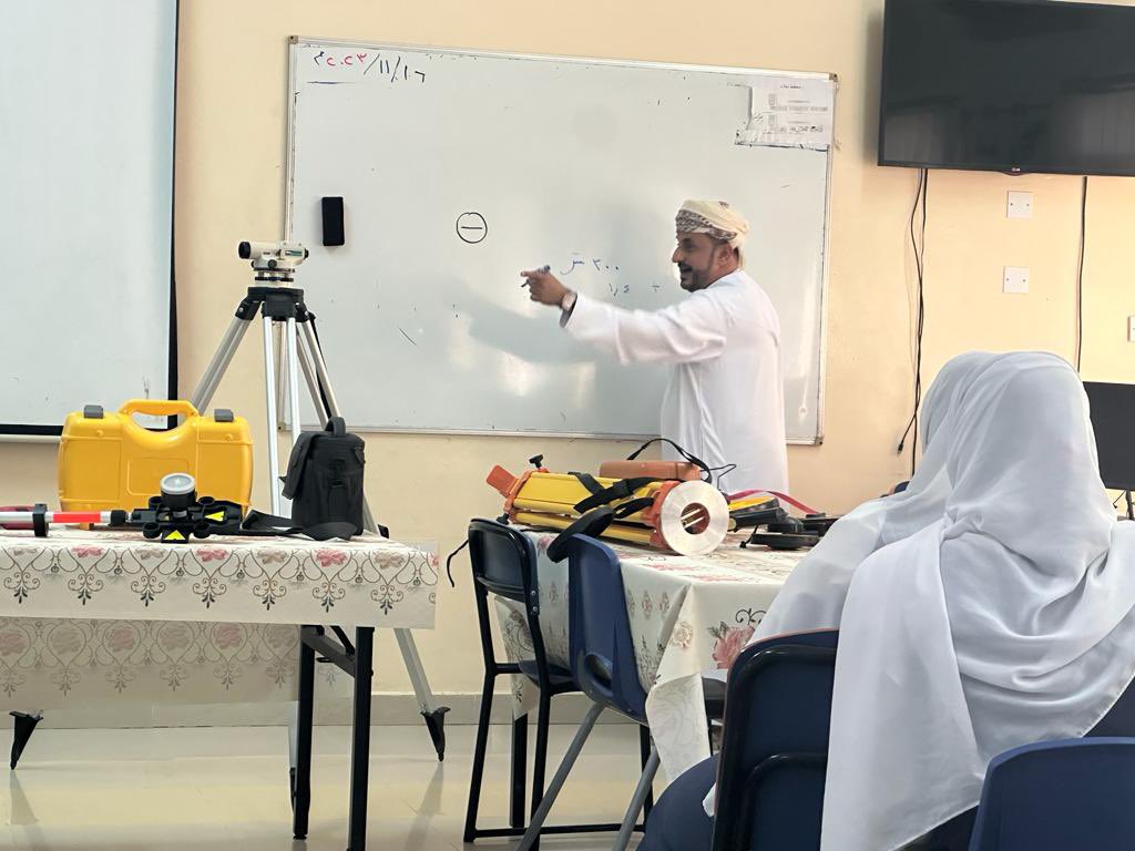 Geojulanda's tweet photo. نفذ معمل الجغرافيا والتقنيات الحديثة ورشة عملية عن اجهزة المساحة ومكوناتها  وطريقة عملها لطالبات مادة الجغرافيا بالصف الثاني عشر بمدرسة الظاهر بنات للتعليم الأساسي 5-12
نفذ الورشة أ.أحمد الحجري

#لجنة_التقنيات_الجغرافية_الحديثة_بمحافظة_شمال_الشرقية
#تعليمية_شمال_الشرقية https://t.co/tDaCylPFAY