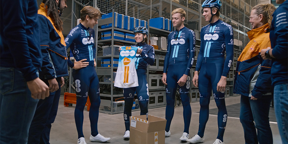 Vanaf 2024 zijn we trotse partner van Team dsm-firmenich PostNL! Met het team gaan we bijzondere momenten bezorgen: van succes op de fiets, tot juichend langs de kant. 🚲📦✉️ Lees meer postnl.nl/sportpartnersh… @TDSM_Firmenich #keepchallenging #TeamdsmfirmenichPostNL #wielrennen