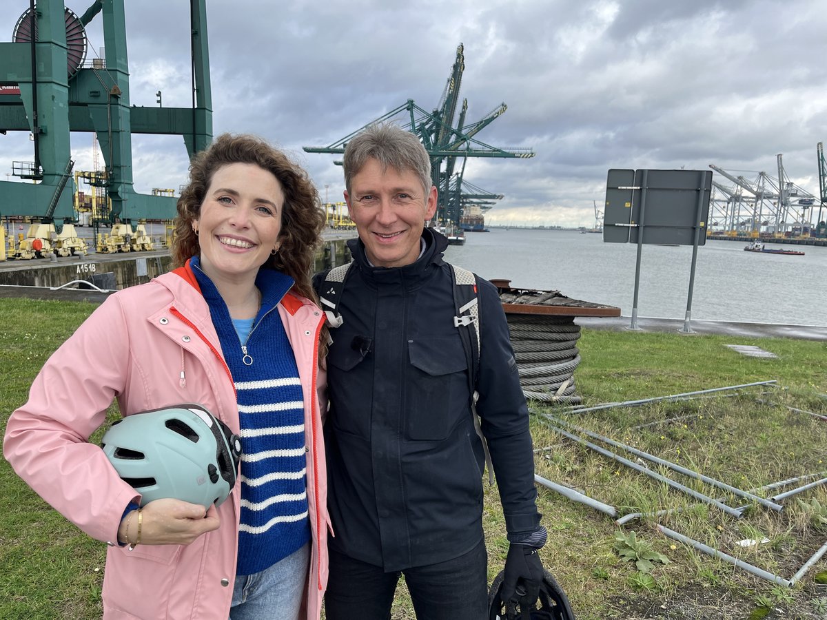 Maureen Vanherberghen en Helmut Lotti maken een fietstocht in de haven van Antwerpen en de omliggende polders. Ze nemen de waterbus van Sint-Anneke naar Fort Liefkenshoek en gaan van daar verder met de fiets op pad. Zaterdag om 18.35u <a href="/vrt1be/">VRT 1</a> in #VlaanderenVakantieland. 📸 © VRT
