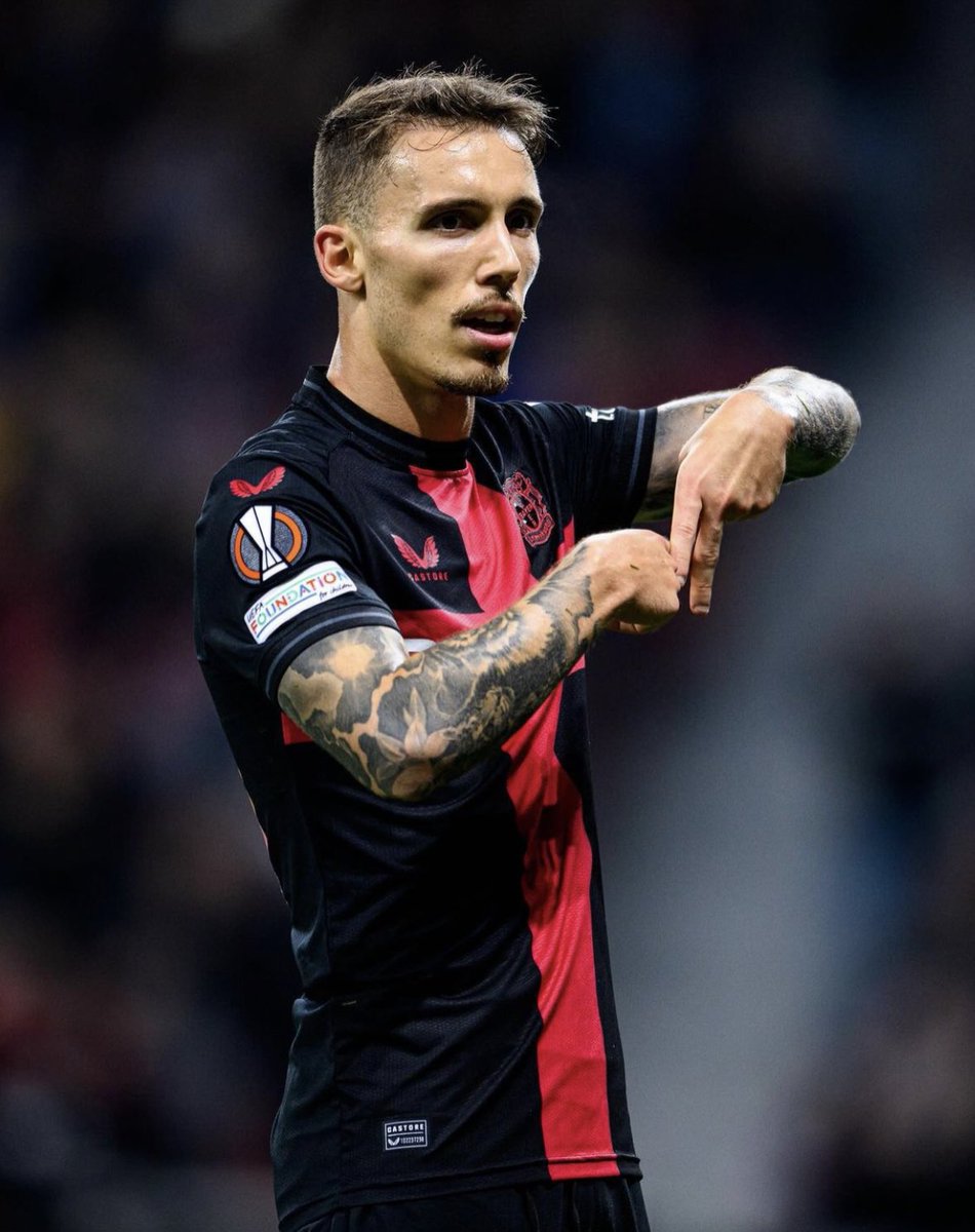 FabrizioRomano's tweet photo. 🚨 Grimaldo: “Real Madrid are one of the best clubs in the world, if not the best — all players want to go there”.

“I’m very happy at Leverkusen now. It’s great here”.

“I understand Barça didn’t sign me as free agent last summer, they are well covered with LBs”, told OK Diario. https://t.co/48fflxlk4C