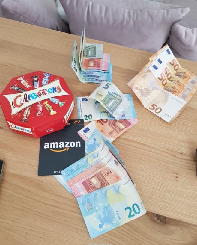 Klarajames1S's tweet photo. P’tit geste reçu juste à l’instant de mon cleb 🤭, tu cherche à me satisfaire voilà la réponse en une image #moneyslave #paypig #feet_pic #soumis #findom #femdom https://t.co/NMOVlPzt9X