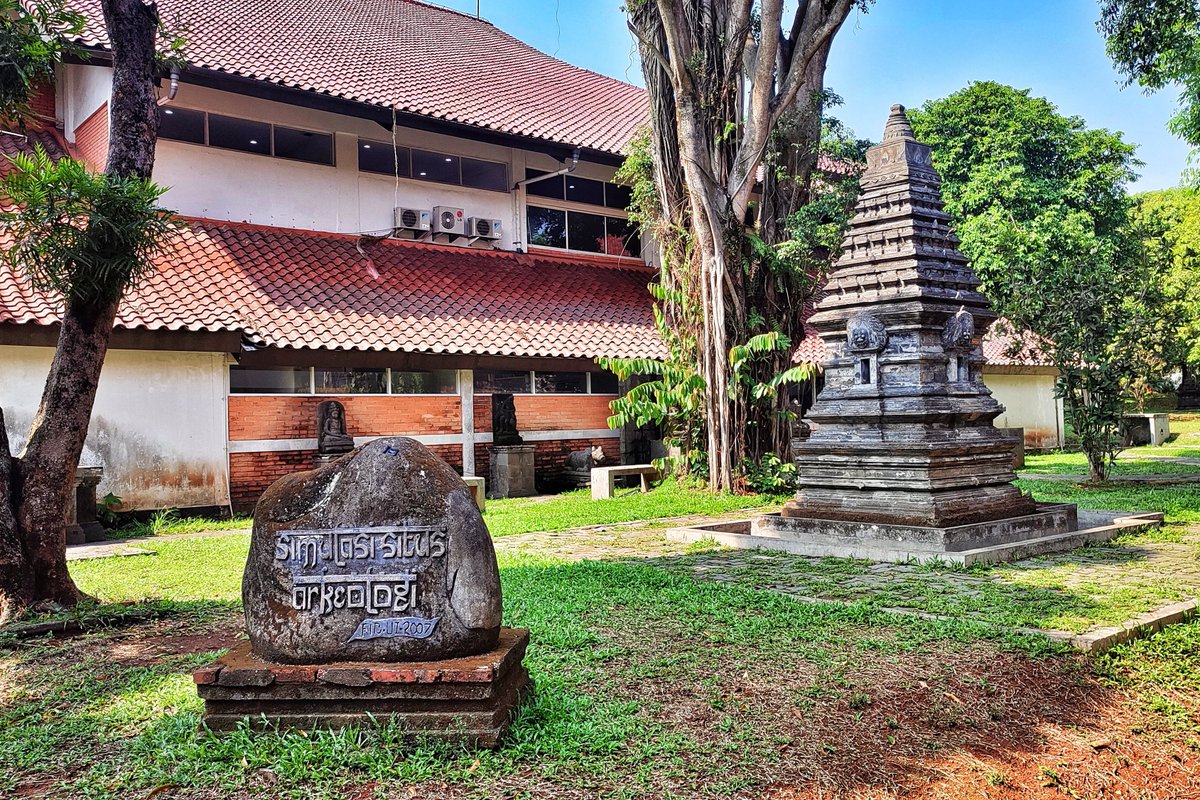 rpbowo's tweet image. Taman Arkeologi - Fakultas Ilmu Budaya UI, Departemen Arkeologi. Ada replika Candi Jawi (candi aslinya dibangun abad ke-13 di Pasuruan - Jawa Timur). Ada juga beberapa replika arca, yaitu patung yang dibuat untuk tujuan keagamaan.

#Arkeologi #Depok #UIDepok
