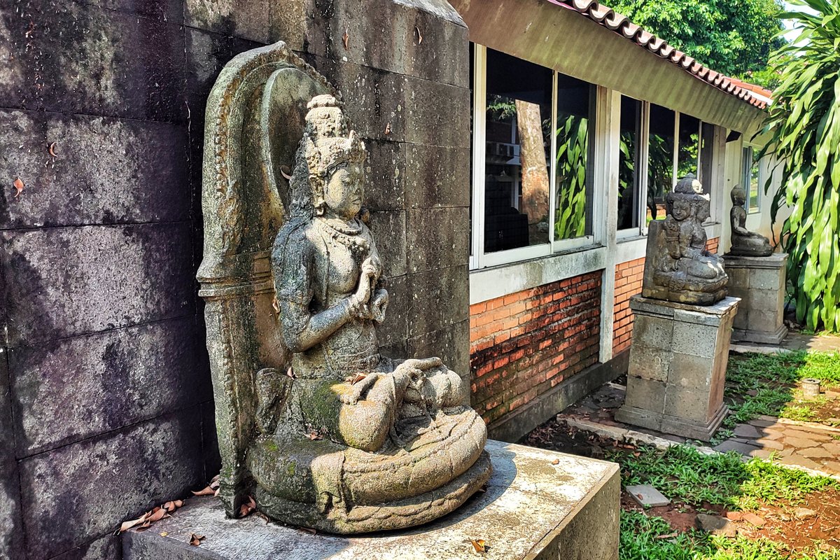 rpbowo's tweet image. Taman Arkeologi - Fakultas Ilmu Budaya UI, Departemen Arkeologi. Ada replika Candi Jawi (candi aslinya dibangun abad ke-13 di Pasuruan - Jawa Timur). Ada juga beberapa replika arca, yaitu patung yang dibuat untuk tujuan keagamaan.

#Arkeologi #Depok #UIDepok