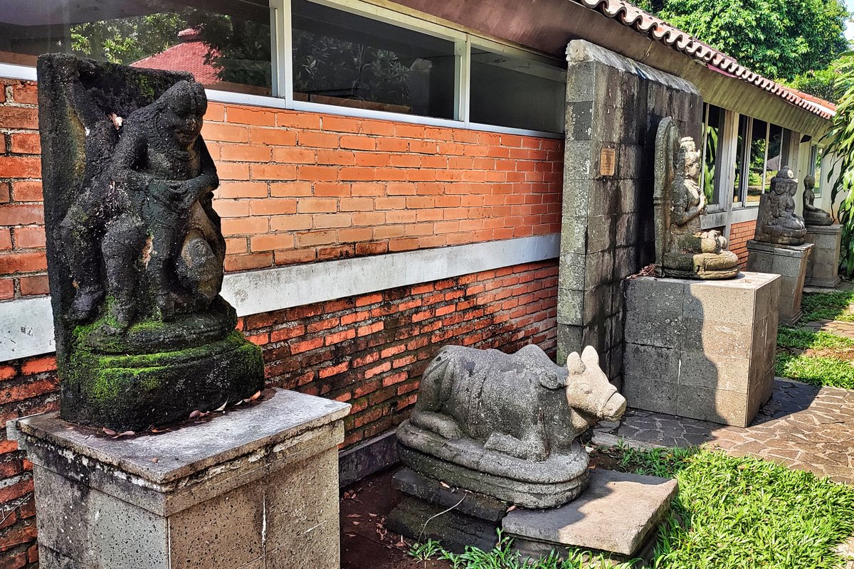 rpbowo's tweet image. Taman Arkeologi - Fakultas Ilmu Budaya UI, Departemen Arkeologi. Ada replika Candi Jawi (candi aslinya dibangun abad ke-13 di Pasuruan - Jawa Timur). Ada juga beberapa replika arca, yaitu patung yang dibuat untuk tujuan keagamaan.

#Arkeologi #Depok #UIDepok