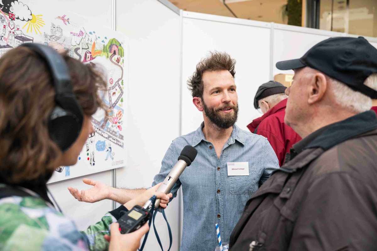 Unser Projektleiter Michi hatte im Mini-Wissensraum viele Mikros und Kameras um sich😉
Kommt vorbei im Mini-Wissensraum im Donauzentrum! Nur noch bis Sa, 18.11.!!!

Infos zum Projekt hier: science-center-net.at/projekte/mitte…

#miniwissensraum #ausstellung #wissenschaft