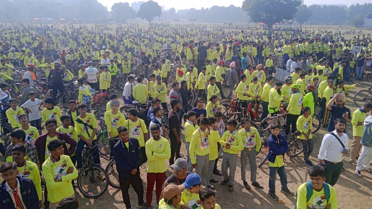 CM Bhagwant Mann leading More than 25000 cyclists in Cyclothon for Drug Free Punjab in Ludhiana
#PaddleForPunjab #CMPunjab #PedalPower #HIIMSHealth #CM #BhagwantMann #AcharyaManish #LudhianaPolice #PunjabPolice #IndiaBookofRecords #Ludhiana #PunjabFightsDrugs #NashaMuktPunjab