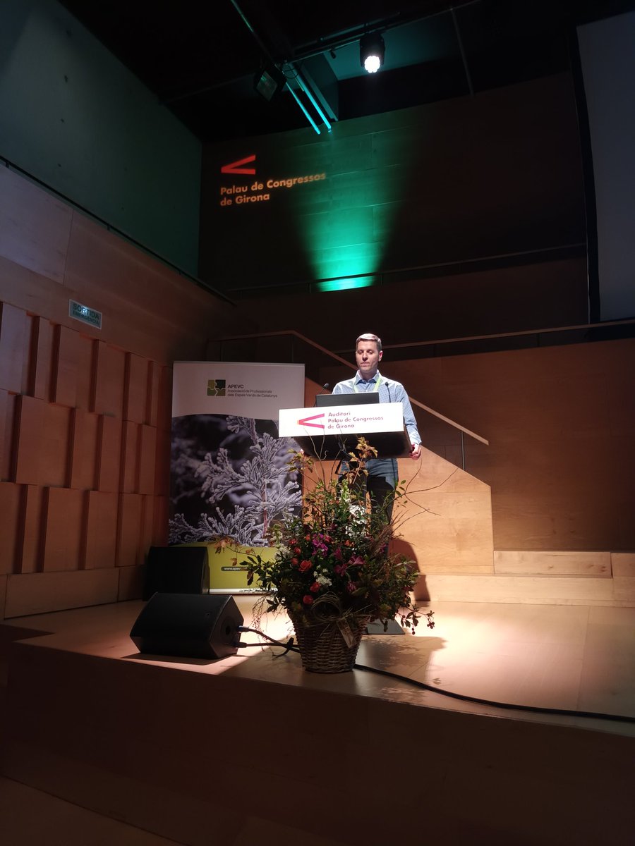 apevcat's tweet photo. Comencem! Joan Guitart, President de l'APEVC, ens presenta aquesta edició del #congresAPEVC, reflexionant sobre els reptes i oportunitats dels #espaisverds urbans https://t.co/yfTIkBac4e