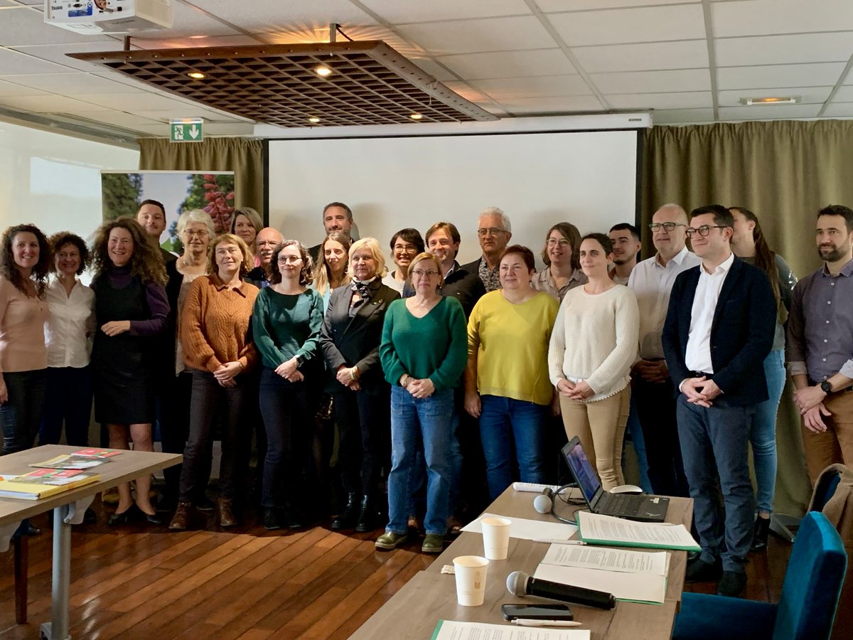 VVFleuris's tweet photo. @ThibautBeaute Président du #CNVVF recevait hier à Paris les élus et référents départementaux des 15 départements labellisés #DépartementFleuri en 2023. https://t.co/kDtJgVQY1S