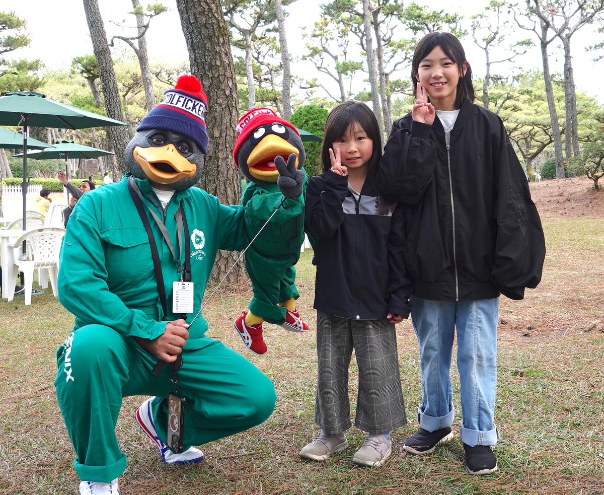 dunlop_phoenix's tweet photo. 会場内にキャディに扮したアヒルが登場!?
Golfickersです!
見かけたら声をかけてみてください!
一緒に写真を撮るとステッカーをもらえるそうです。
#golfickers
#ゴルフィッカーズ
#DPT
#DPT2023 https://t.co/QLdN6bIgOC
