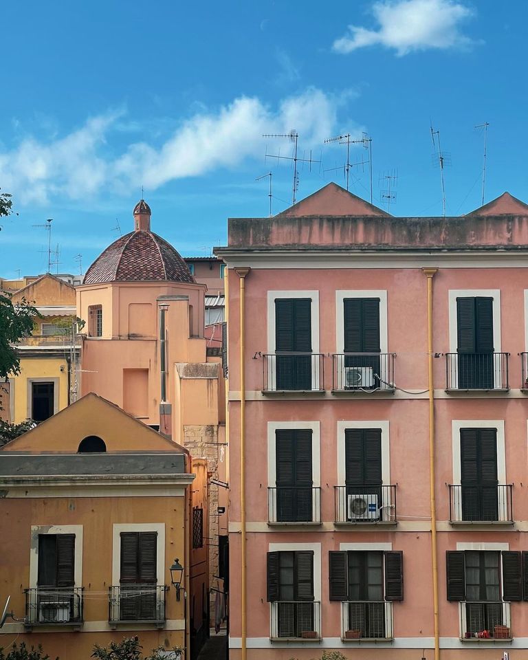 cagliariturismo's tweet photo. Con le sue case colorate e le cupole tondeggianti che spuntano dalle linee geometriche dei palazzi, #Stampace soddisfa lo sguardo curioso di coloro che sanno cogliere nuovi punti di vista, scorci e piccoli panorami urbani. 😊

📷 @Tsabunak - Instagram
#Cagliari https://t.co/D4tISLdsD0