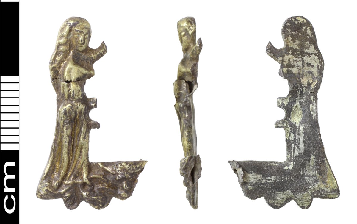 Thank you to the finder and landowner for waiving a reward under the Treasure Act to pass this intriguing Medieval silver-gilt pilgrim's badge to @NorwichCastle 

Here is the PAS record: finds.org.uk/database/artef…