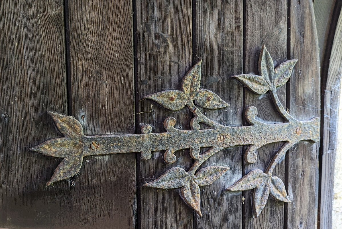 Gently creeping ivy hinge at St Luke's, Gaddesby.
#ironworkthursday