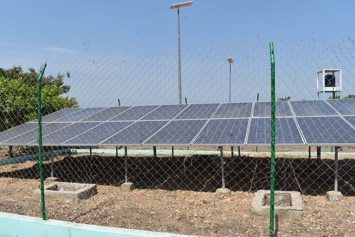 PNUDBenin's tweet photo. #VisiteDeProjets

A Copargo, le Projet de Renforcement de la résilience du secteur de l'énergie aux impacts des #changementsclimatiques au Bénin #PANAEnergie #GEF a installé une mini centrale photovoltaïque, qui fournit 300 Wh d’énergie électrique à 9000 bénéficiaires directs. https://t.co/6zlTB88s4n