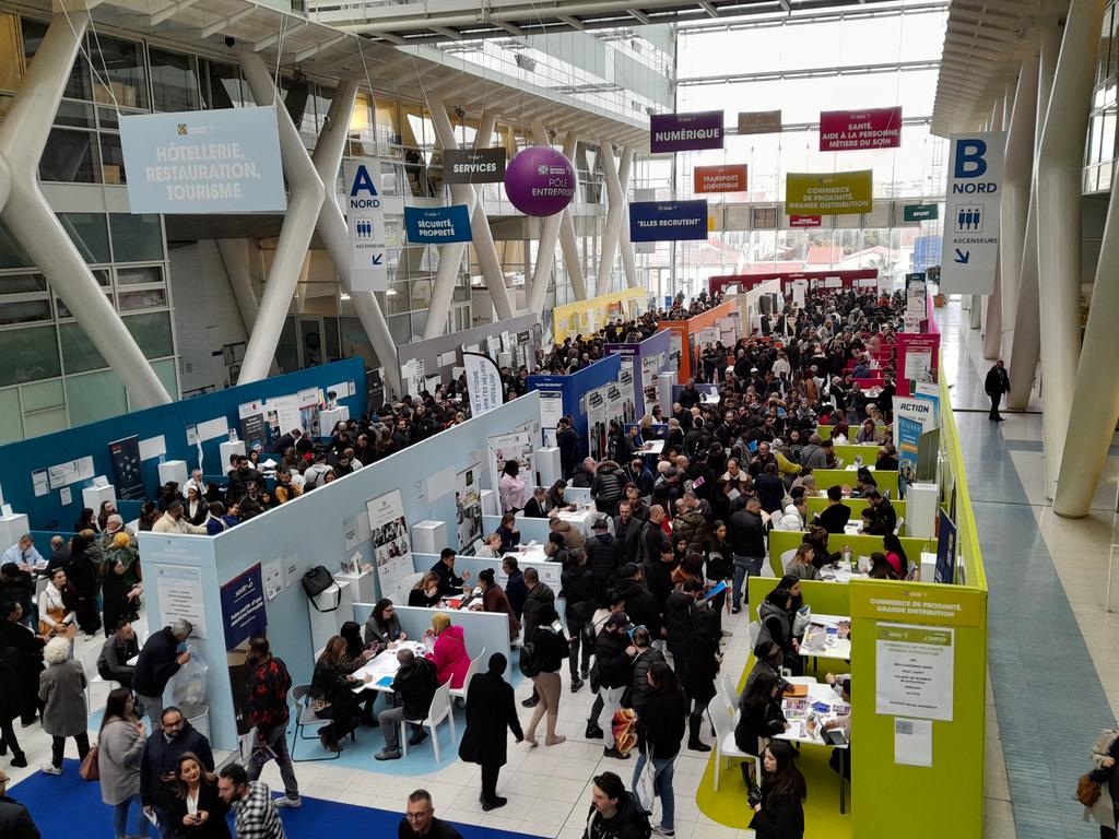 FTravail_13's tweet photo. #AvecPôleEmploi en partenariat avec @departement13, la journée départementale de l'emploi c'est parti ! Au programme : recrutements avec + de 100 entreprises, ateliers CV, conseils #emploi et #formation, découverte des métiers avec des casques de réalité virtuelle #TousMobilisés https://t.co/YHfMC6MavV
