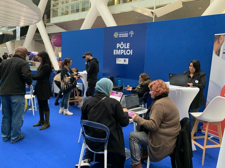 FTravail_13's tweet photo. #AvecPôleEmploi en partenariat avec @departement13, la journée départementale de l'emploi c'est parti ! Au programme : recrutements avec + de 100 entreprises, ateliers CV, conseils #emploi et #formation, découverte des métiers avec des casques de réalité virtuelle #TousMobilisés https://t.co/YHfMC6MavV