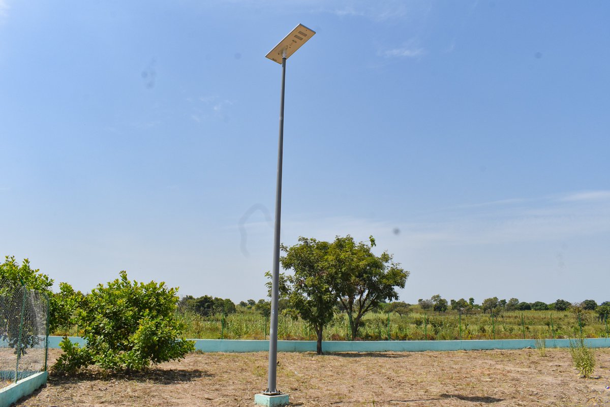 PNUDBenin's tweet photo. #VisiteDeProjets

A Copargo, le Projet de Renforcement de la résilience du secteur de l'énergie aux impacts des #changementsclimatiques au Bénin #PANAEnergie #GEF a installé une mini centrale photovoltaïque, qui fournit 300 Wh d’énergie électrique à 9000 bénéficiaires directs. https://t.co/6zlTB88s4n
