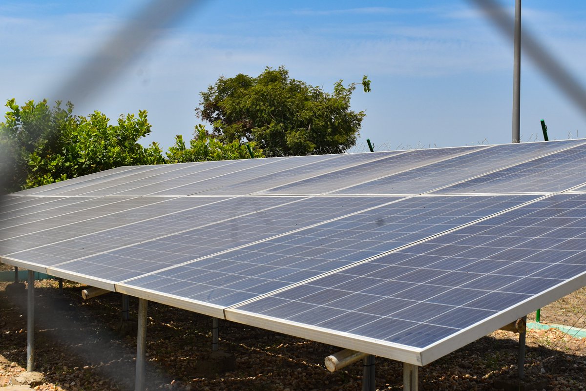 PNUDBenin's tweet photo. #VisiteDeProjets

A Copargo, le Projet de Renforcement de la résilience du secteur de l'énergie aux impacts des #changementsclimatiques au Bénin #PANAEnergie #GEF a installé une mini centrale photovoltaïque, qui fournit 300 Wh d’énergie électrique à 9000 bénéficiaires directs. https://t.co/6zlTB88s4n