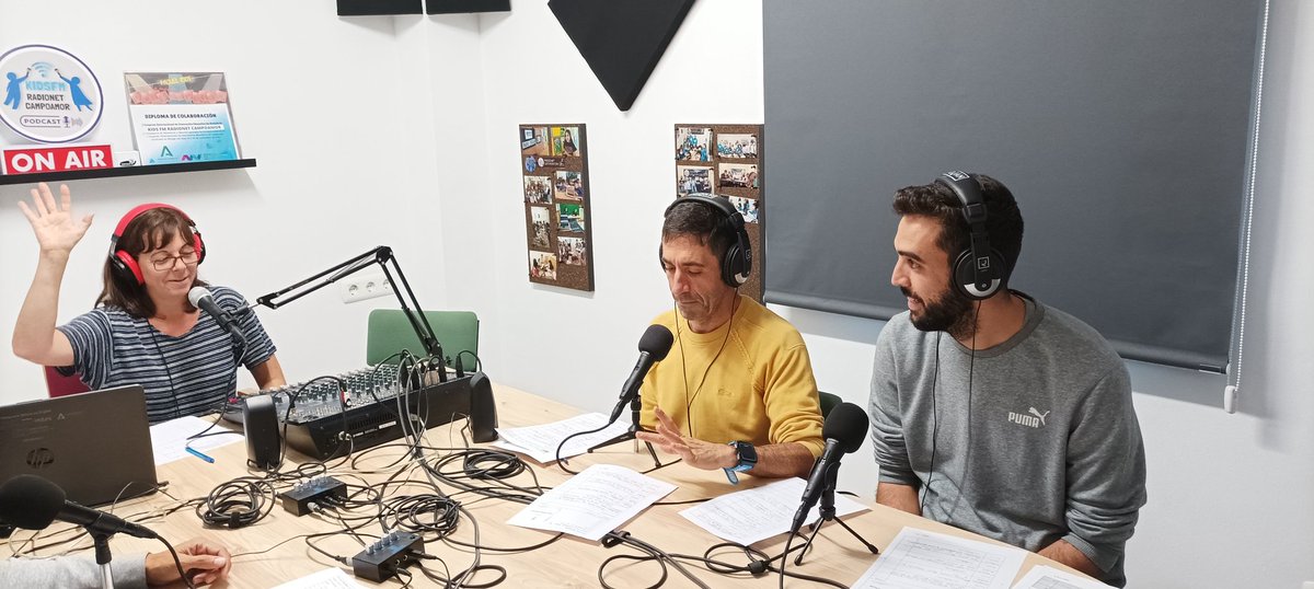 Burgos_Mora's tweet photo. Fantástica sesión de formación en el @CampoamorAlh sobre #RadioEscolar y #Podcast, organizado por el @cepmalaga y con asesoría de @icarmona5. Segunda edición de este curso, con un magnífico equipo de docentes.
@raqueldelengua @RedBECREA @EducaAnd https://t.co/wlogF4BWft