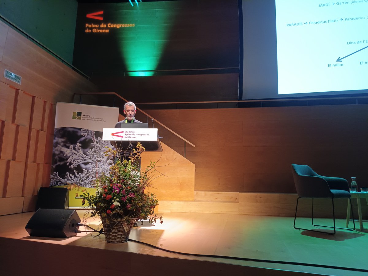 apevcat's tweet photo. Marc Rosdevall Biosca, Ambientòleg i paisatgista. Cap de secció de Paisatge i Biodiversitat de l'@Girona_Cat  presenta "Tenim la clau (de la transformació urbana)" #congresAPEVC #elboscurba #transformaciourbana #canviclimatic https://t.co/rdNVz4lPKy